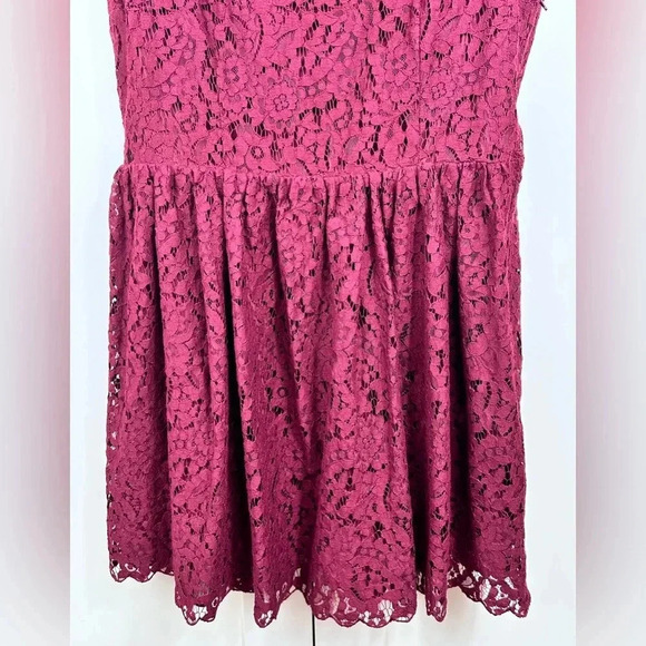 H&M jewel tone burgundy lace mini dress, S, cap sleeves flared Whimsy Garden - Picture 4 of 11